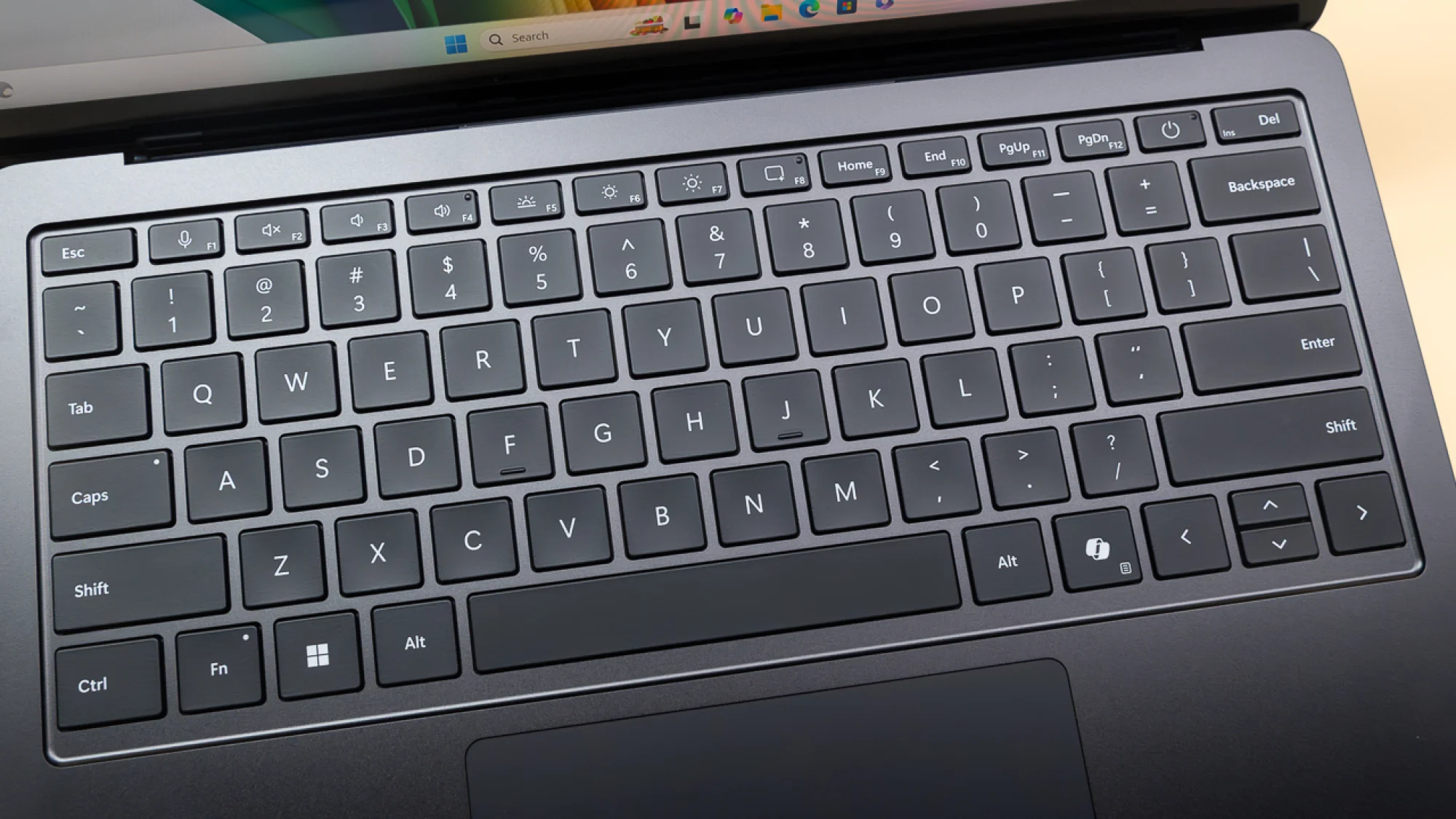 أداء Surface Laptop 7 في الاستخدام اليومي